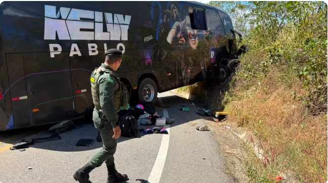 Ônibus com cantor Kelvy Pablo e banda sofre acidente no interior do Ceará