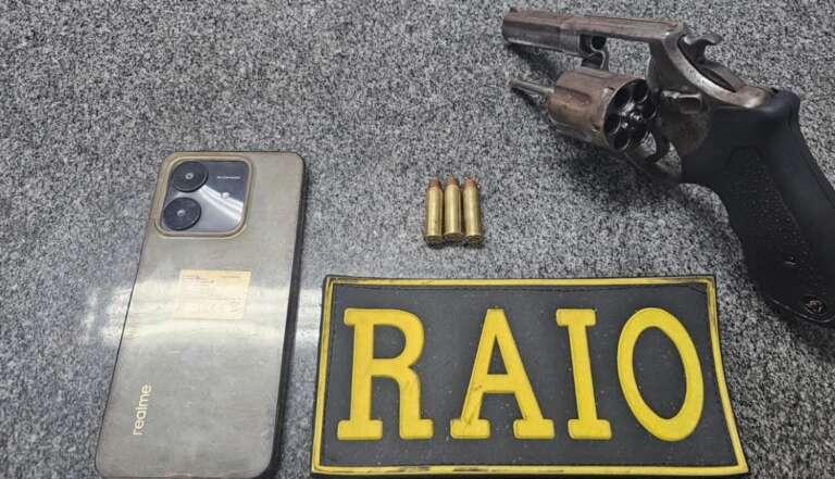 Polícia Militar captura suspeito e apreende revólver e celular durante abordagem em Acopiara