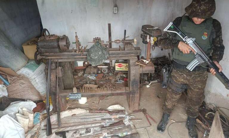 Polícia Militar desarticula oficina clandestina de armas e prende suspeito em Mombaça