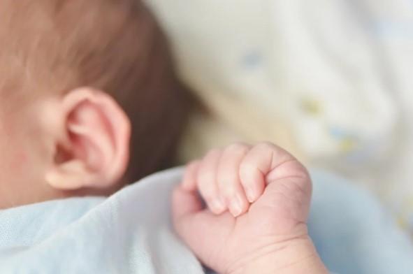 Bebê de 10 meses morre após ser levada a hospital por suspeita de estupro em Fortaleza
