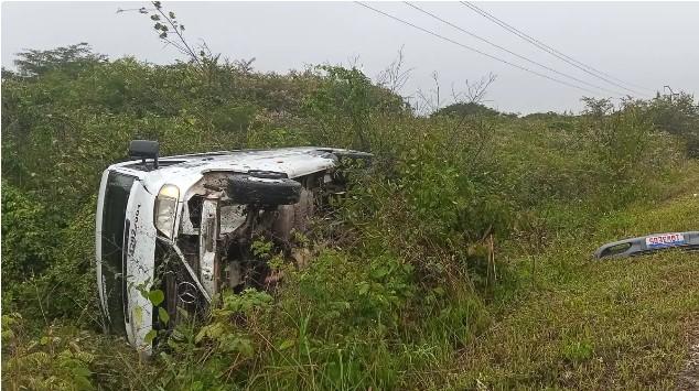 Colisão entre van de turismo e carro deixa feridos em Viçosa do Ceará