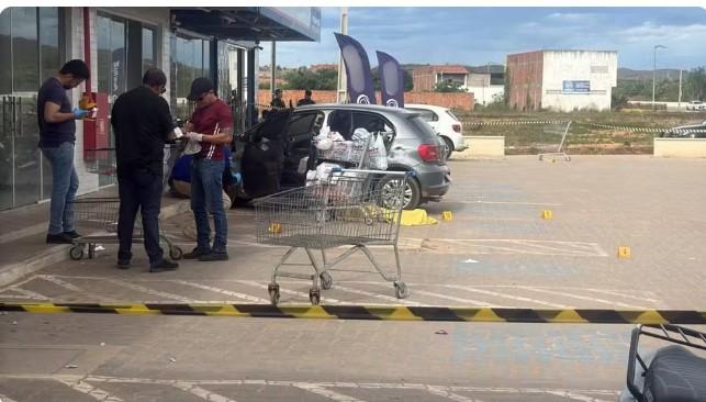 Homem é morto e companheira é baleada na saída de supermercado em Missão Velha, no Ceará