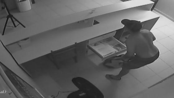 Homem invade igreja, vandaliza sacristia e furta TV e notebook em Fortaleza