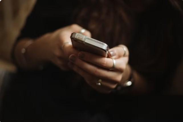 Mãe e filha são presas em Fortaleza por atrair vítimas em app de paquera para praticar extorsão