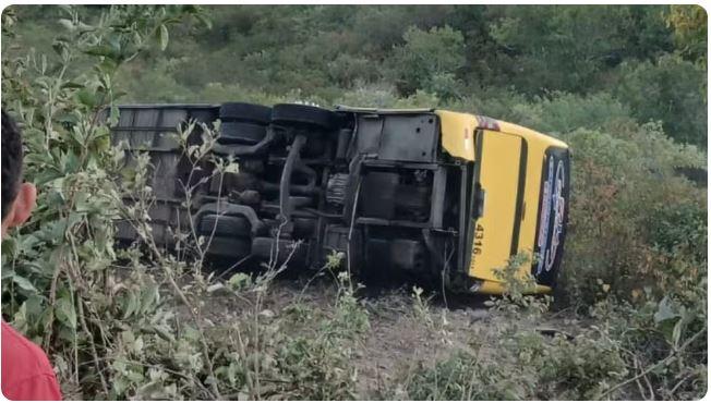 Ônibus com romeiros  com destino à Canindé tomba na CE-456 deixa mortos e feridos