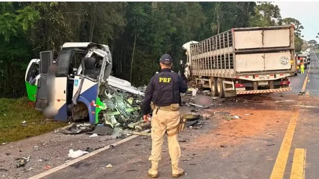 Acidente entre ônibus e carreta deixa mais de 20 mortos em rodovia do Paraná