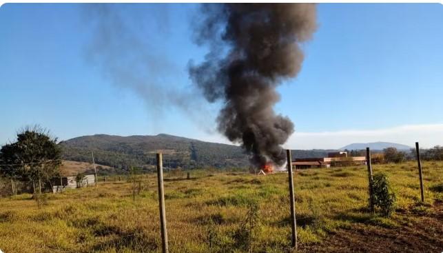 Avião monomotor cai e pega fogo na Grande BH