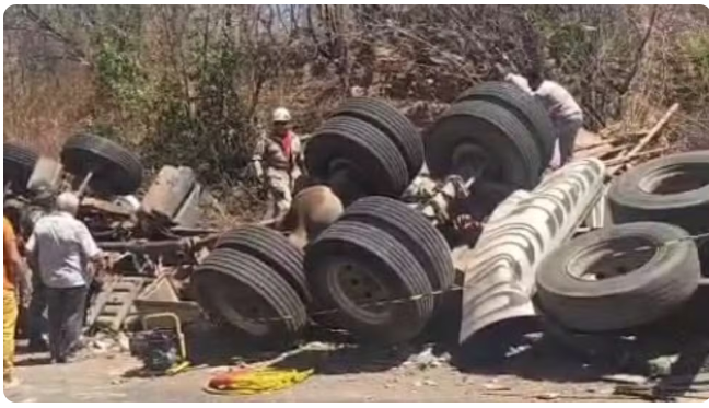 Caminhão carregado de telhas tomba na CE-265, em Catunda e deixa três mortos