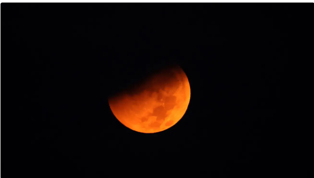 Eclipse lunar: veja fotos do fenômeno pelo mundo