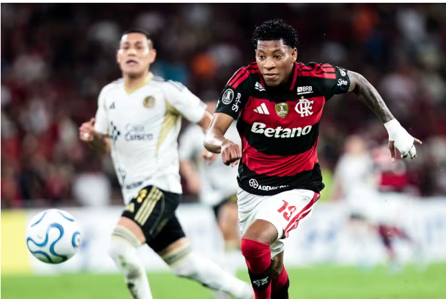 Flamengo acerta venda de Plata para o Dínamo Moscou; jogador se despede no Ninho