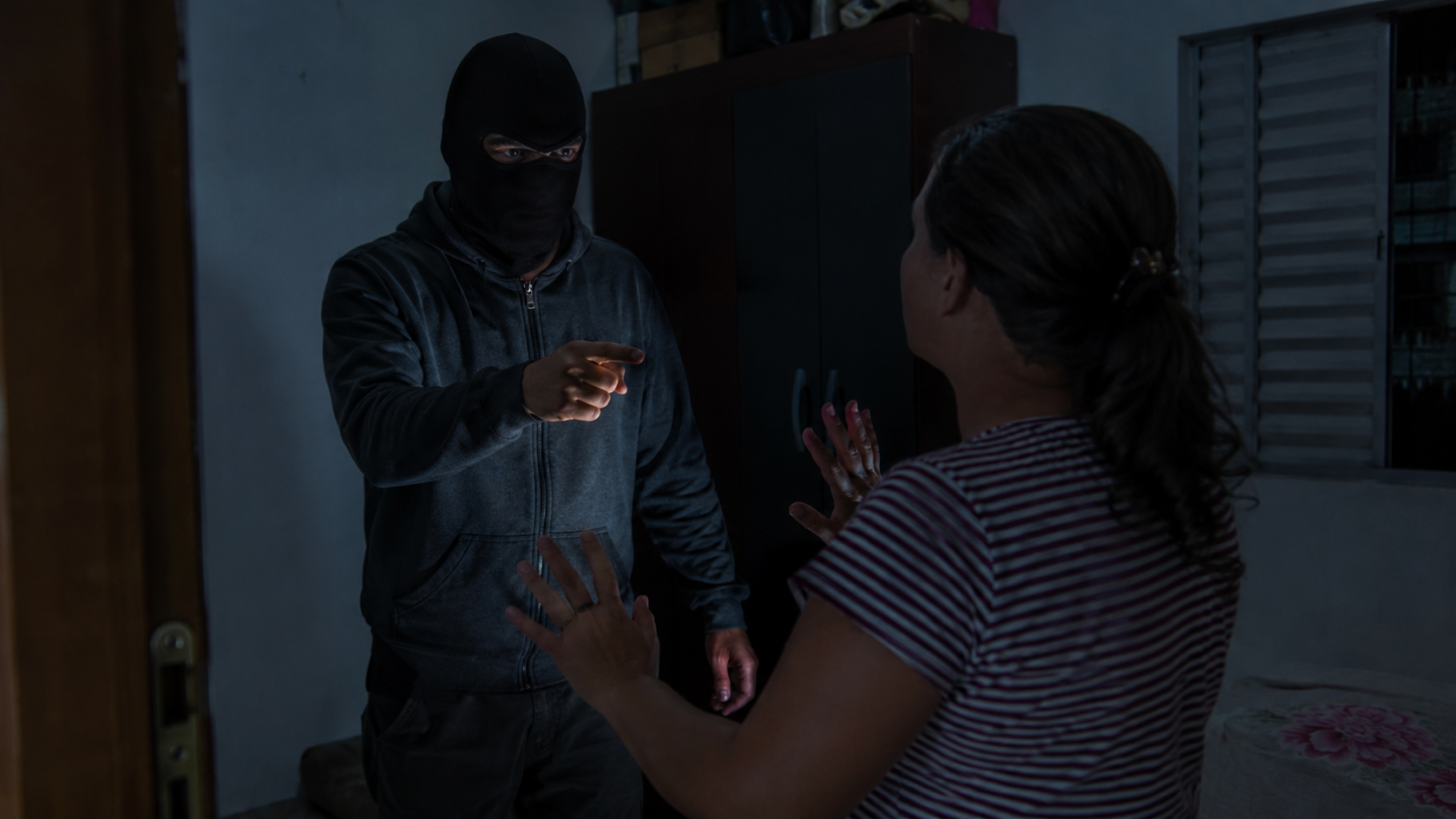 TARRAFAS — Homem encapuzado invade residência e leva R$ 400 e perfume