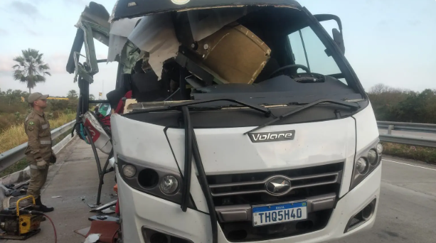 Idoso morre após micro-ônibus com pacientes de Ibiapina colidir com caminhão em Caucaia