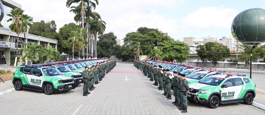 Governador Elmano de Freitas entrega 40 novas viaturas da Polícia Militar; Quixelô e Várzea Alegre estão entre as cidades beneficiadas