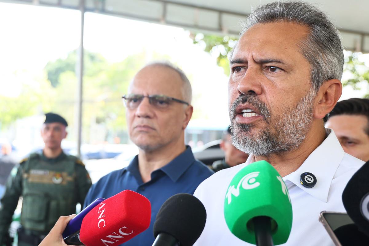 Elmano de Freitas fala para a imprensa