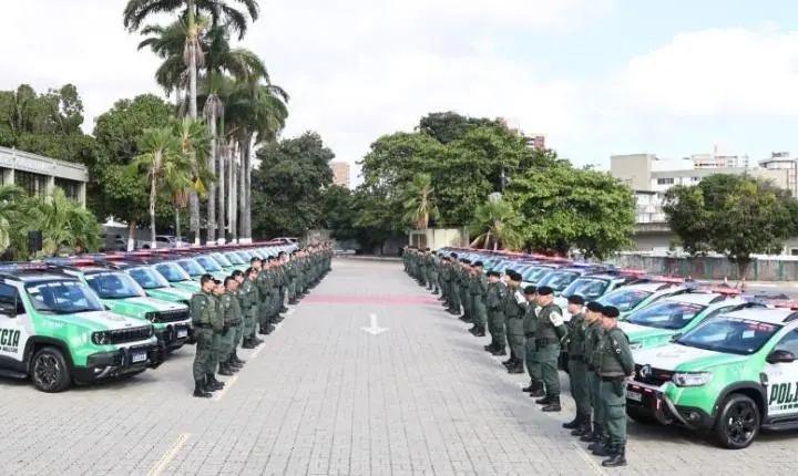 Governador Elmano de Freitas entrega 40 novas viaturas da Polícia Militar; Quixelô e Várzea Alegre estão entre as cidades beneficiadas
