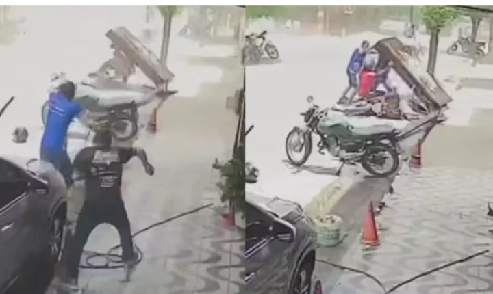 Rajada de vento derrubar placa sobre motociclista em Quixeramobim no Ceará